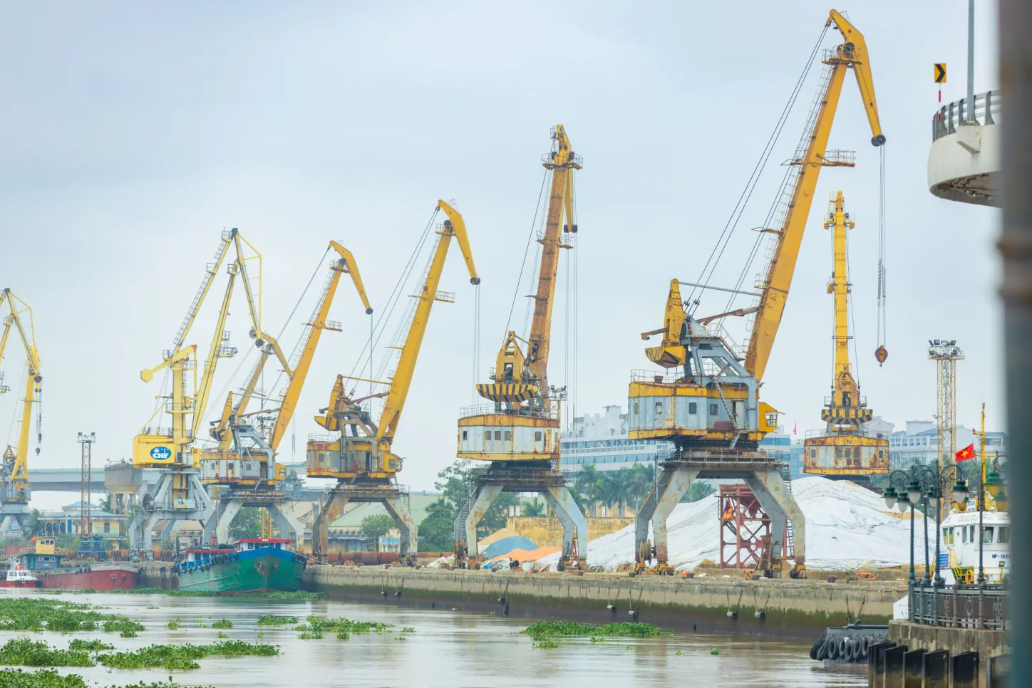 Offshore support vessel mobilization